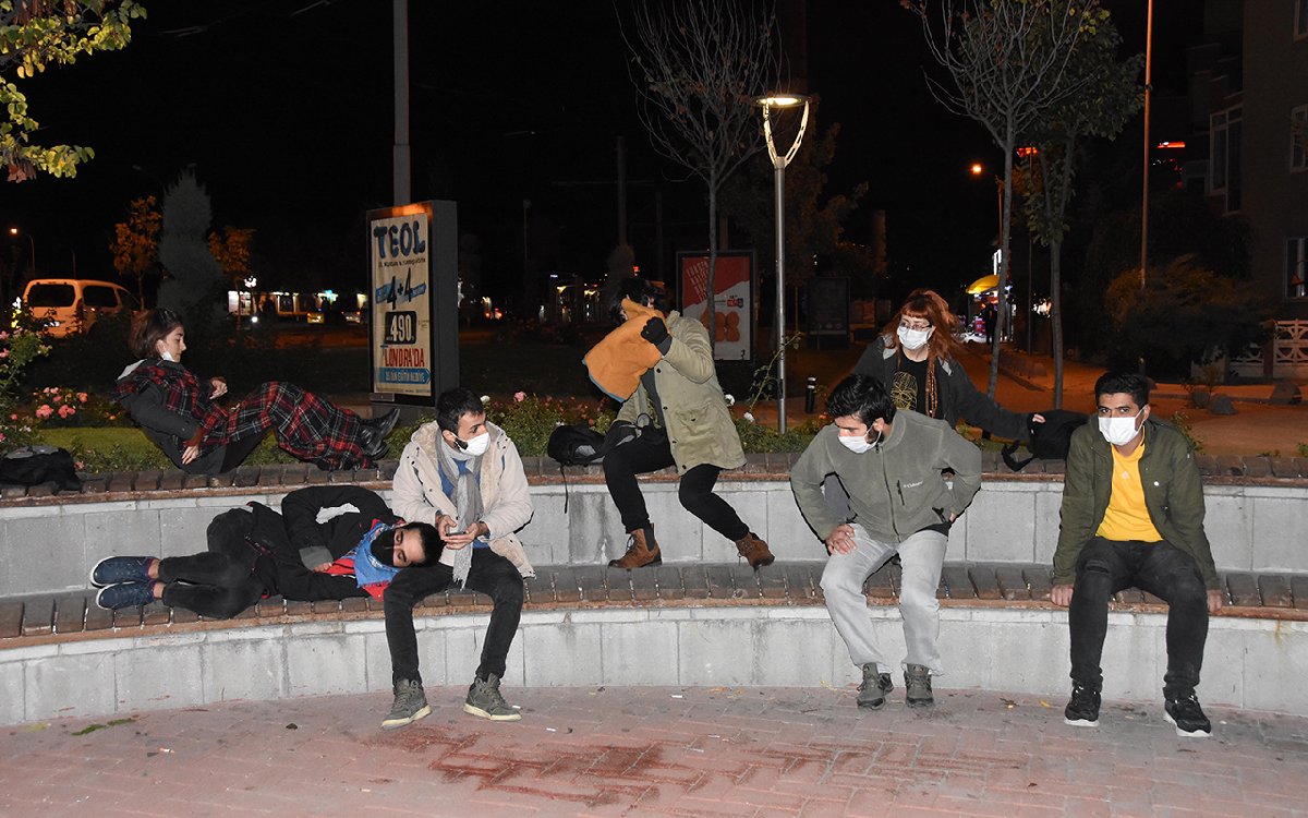 Valilikten öğrencilerle ilgili ilk koronavirüs yasağı kararı: "Öğrenciler bir araya gelerek toplanamaz"