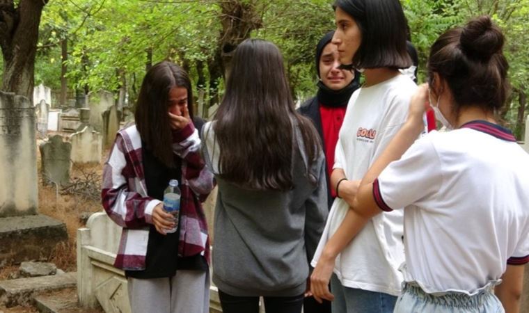 Canlı canlı gömülen bebeği öğrenciler buldu