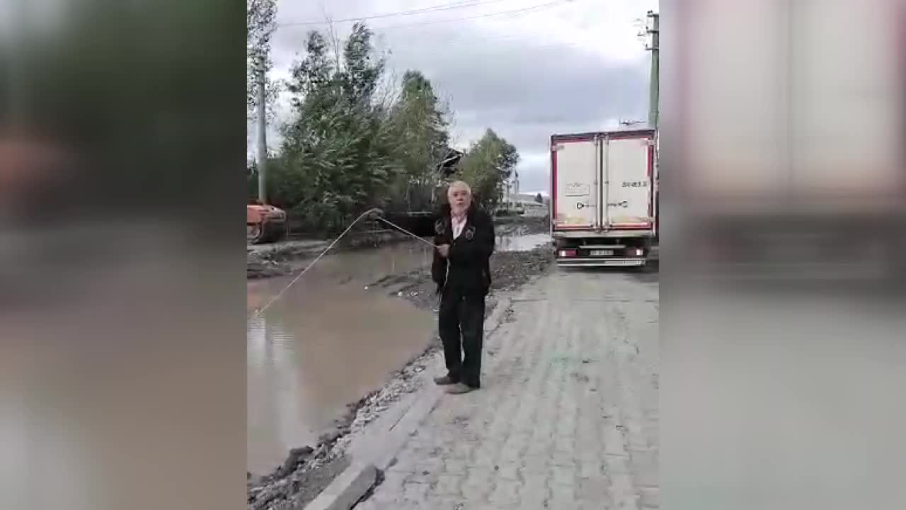 Esnaf, bitmeyen yol çalışmasını biriken suda balık tutarak protesto etti