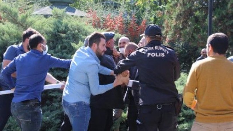 Aşı karşıtı mitingde ortalık karıştı: HES kodu göstermek istemeyen kişi polise yumruk attı