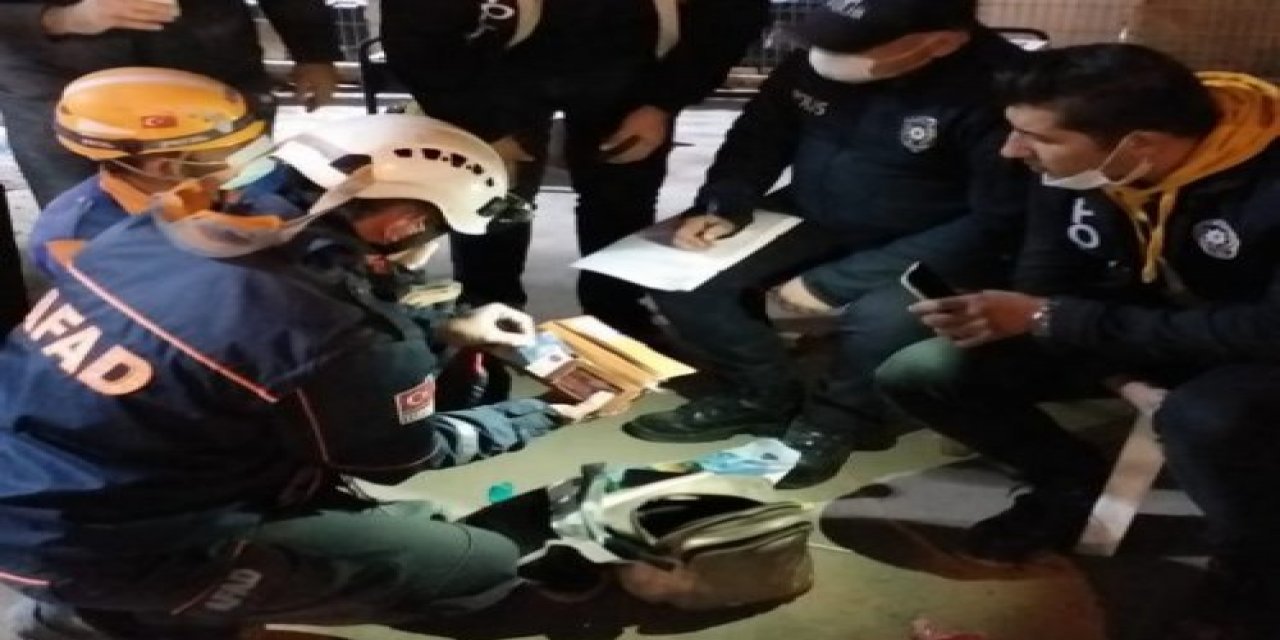 Yürek sızlatan an! Enkazdan çıkan kağıt duygulandırdı!