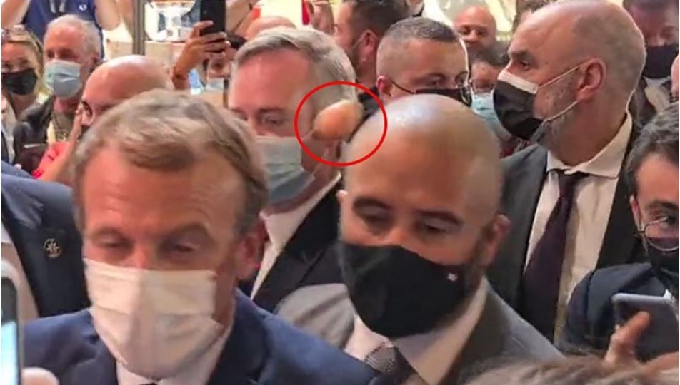 Geçtiğimiz aylarda tokatlı saldırıya uğramıştı... Macron'a şimdi de yumurtalı saldırı: "Yaşasın devrim"