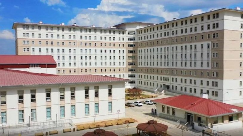 Öğrenciler sokakta yatıyor, bakanlık "otel konforunda” diyerek yurt reklamları yayınlıyor