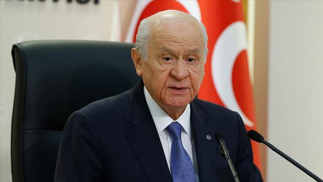 "Lütfen çok dikkatle okuyun…" dedi ve anlattı: 'Biz şimdi o eski günlerin Devlet Bahçeli'sini mumla arıyoruz'