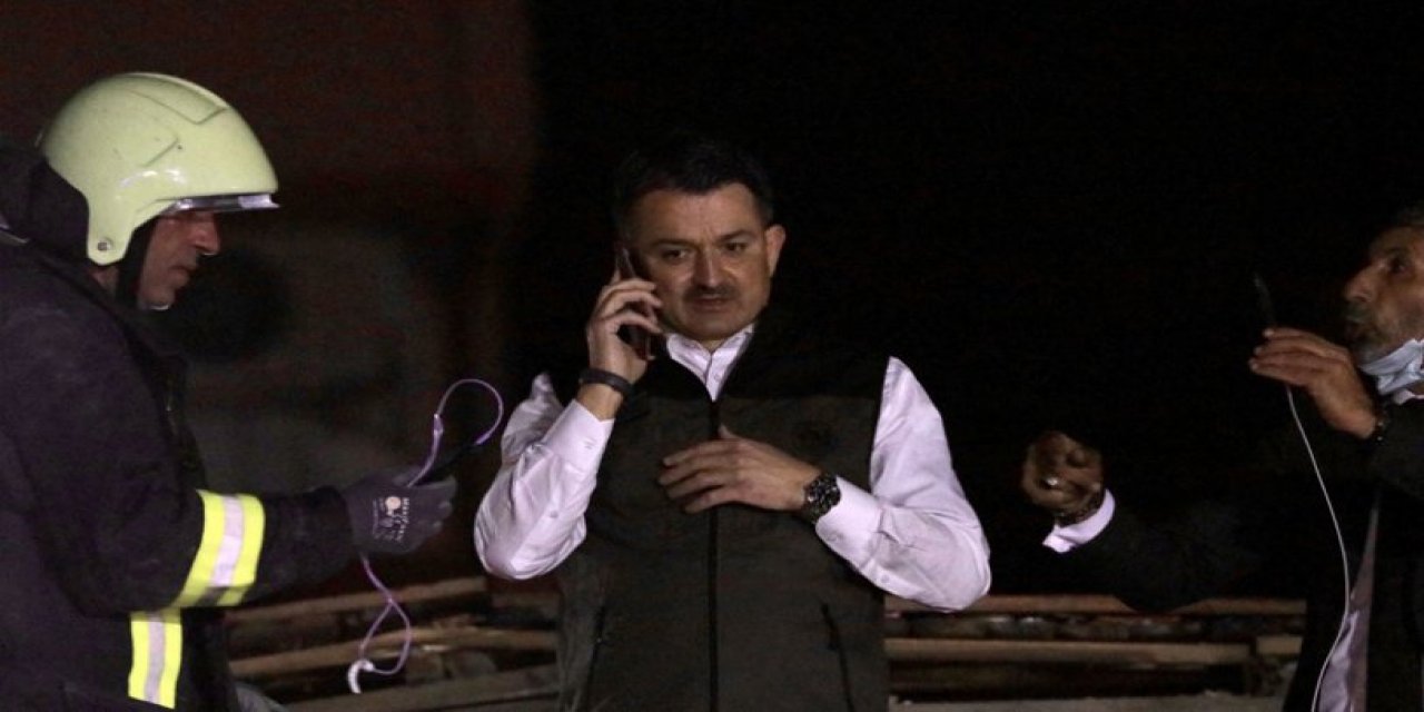 Enkaz üzerinde telefonla konuşması tepki çekmişti... O görüntüler için Bakan Pakdemirli ilk kez konuştu!