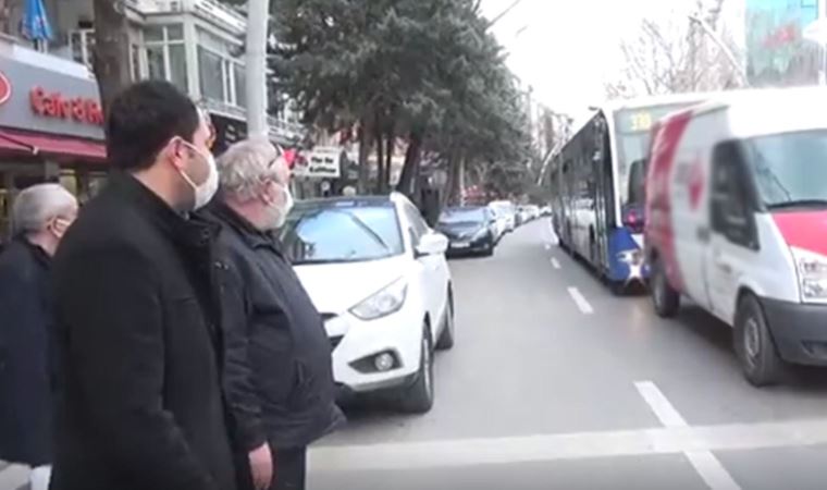 Sosyal medyada gündem oldu: Yaya geçidinde yol verdi, otobüs çarptı