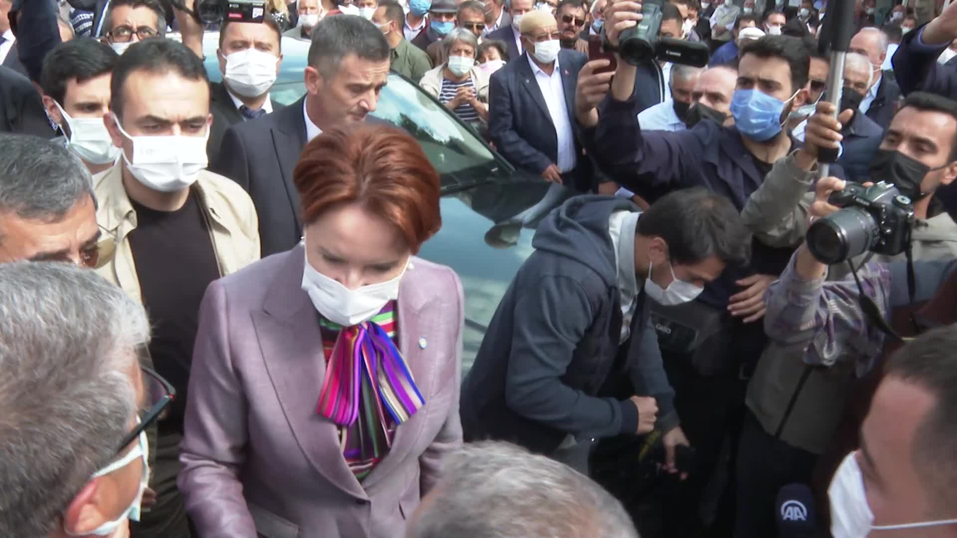 Yurttaşlar Akşener'e derdini anlattı: "Yiyecek ekmeğimiz yok daha ne diyeyim"