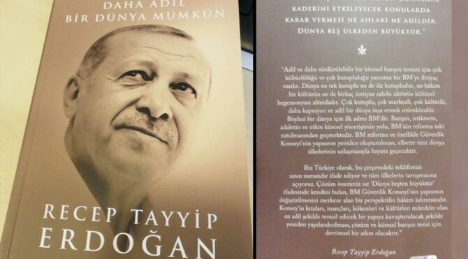 "Zorlama olunca işte böyle komiklikler çıkıyor ortaya" dedi ve... Can Ataklı, Erdoğan'ın kitabının sergilendiği standı paylaştı