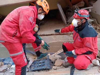  Enkaz altında 14 saat boyunca, ölen torunun elini bırakmamış