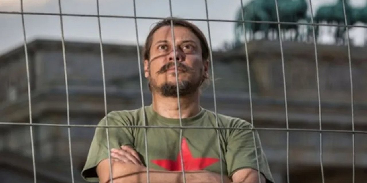 Gazeteci Erk Acarer’in BirGün’den kovulması sosyal medyanın gündemine oturdu.