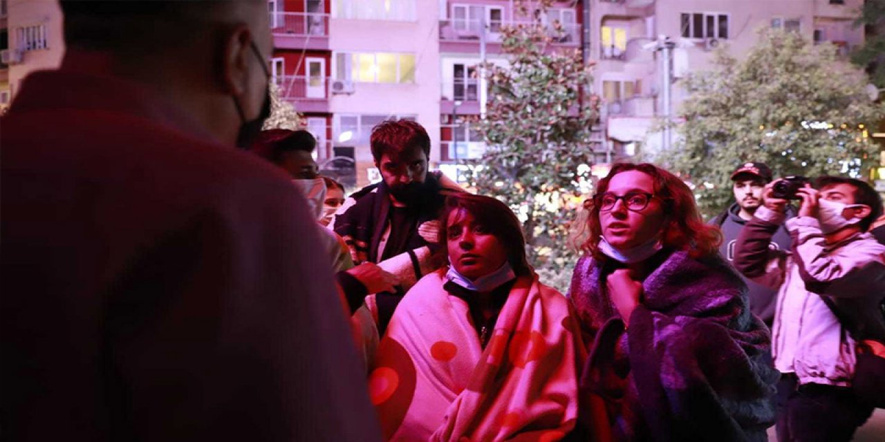 İzmir'de öğrencilerden battaniyeli "Barınamıyoruz" eylemi