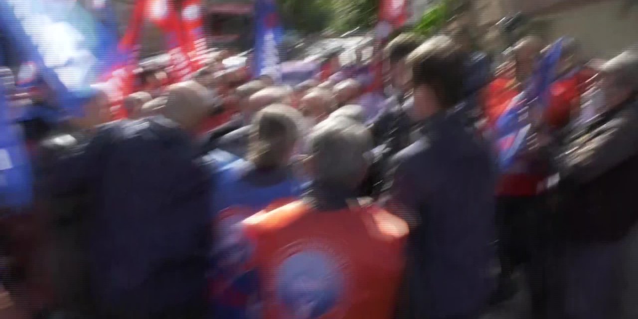 Ankara'da öğretmenler taleplerini iletmek istedi. Polis yürüyüşe izin vermedi