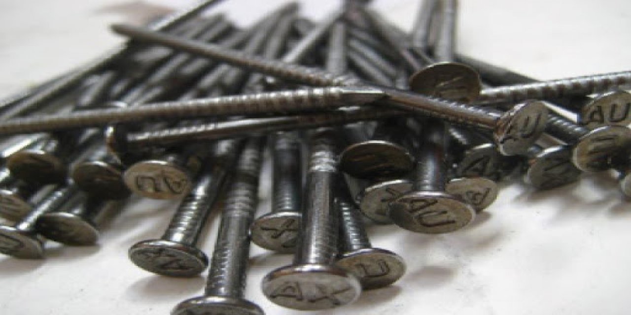 Midesinden kilolarca vida ve çivi çıktı