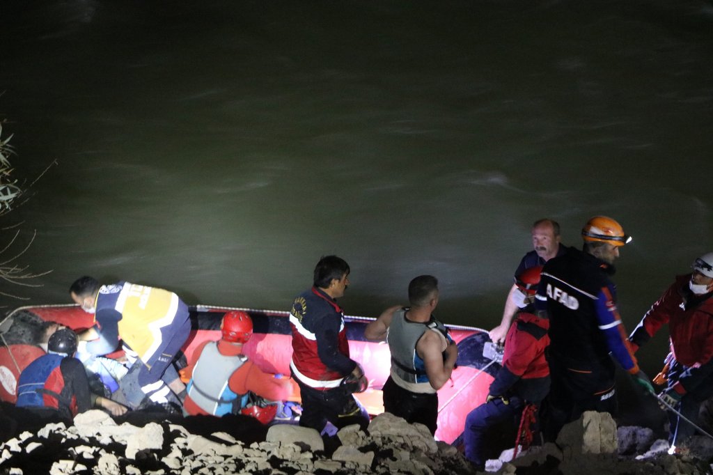 Düşen telefonu almaya çalışırken 500 metrelik uçuruma yuvarlandı