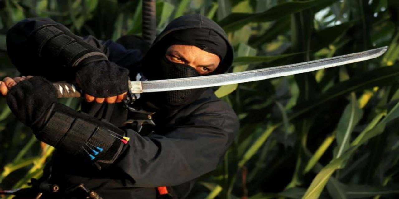 Ninjayım dedi, özel kuvvet askerlerine kılıçla saldırdı: 2 yaralı
