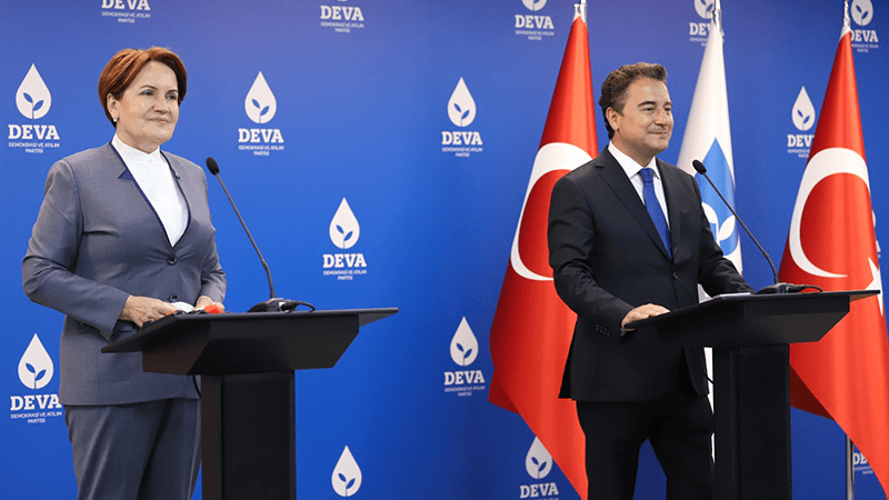 Son anda toparladı: Meral Akşener yanında Ali Babacan olduğunu unutunca...