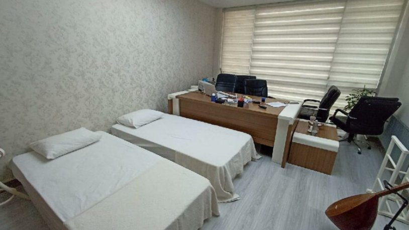 Açıkta kalan öğrencilere makam odasını tahsis etti