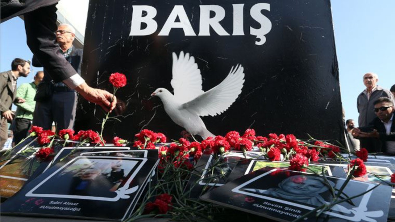 Türkiye'nin dört bir yanında Ankara Katliamı'nda hayatını kaybedenler anıldı: "Hepimiz biliyoruz ki bu katliam önlenebilirdi"