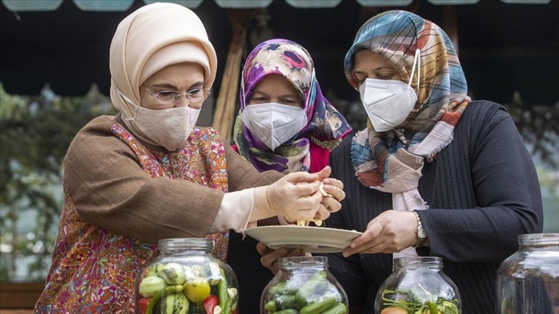 Emine Erdoğan turşu kurdu: "Tayyip Bey 'nereye?' diye sordu, Çubuk'a gidiyorum deyince..."