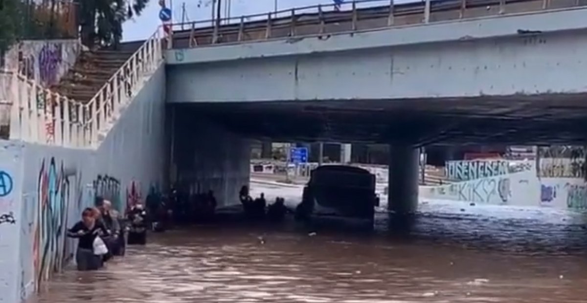 Komşuyu sel vurdu: Ana caddeler 7 saat trafiğe kapatıldı