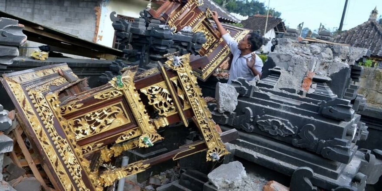 Endonezya’da deprem: Toprak kaymasını tetikledi