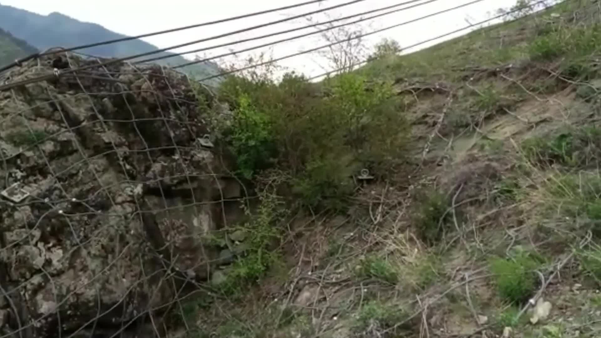 Artvin Peynirli köyü 350 ton ağırlığındaki kayanın tehdidi altında yaşıyor