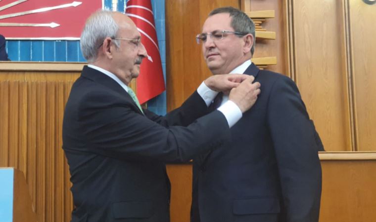 Rozetlerini Kemal Kılıçdaroğlu taktı: Belediye başkanı ve yedi meclis üyesi CHP'ye katıldı