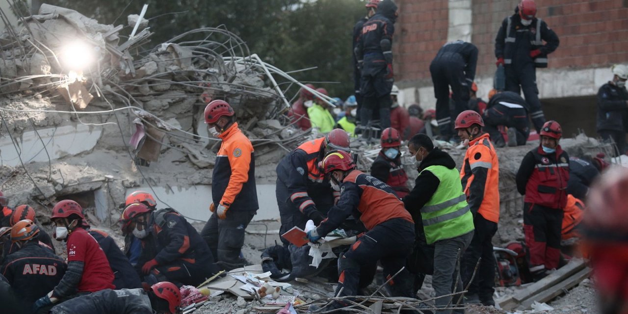 İzmir'de 6.9 büyüklüğünde deprem, Hayatını kaybedenlerin sayısı 92'ye yükseldi...