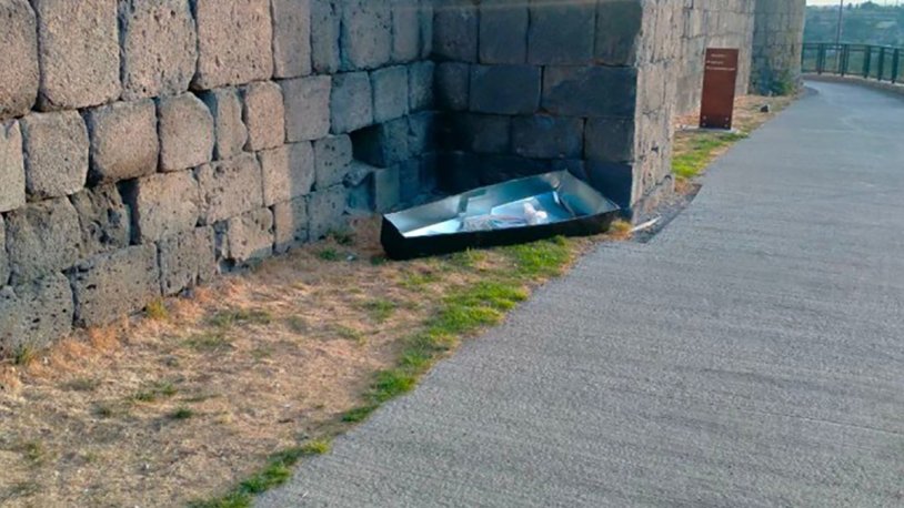 Hafıza Odası sergisine saldırı: Tabutları attılar