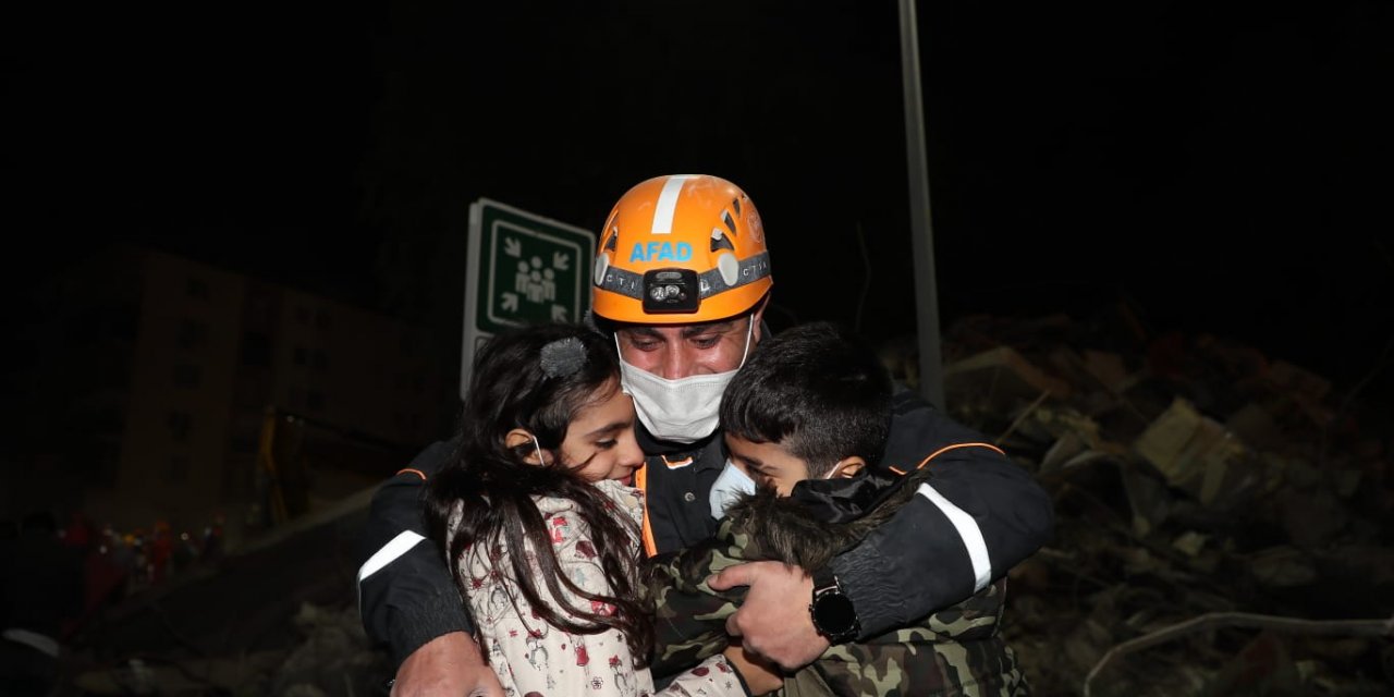 Elif'i çıkaran AFAD görevlisine yaptıkları resim ile teşekkür ettiler