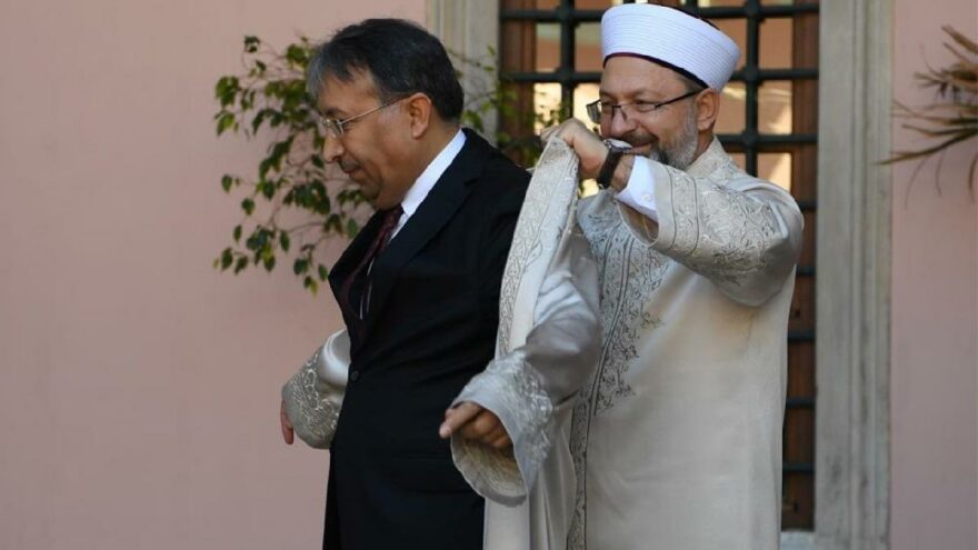 Göreve başladı: Cübbesini Diyanet İşleri Başkanı Ali Erbaş giydirdi!