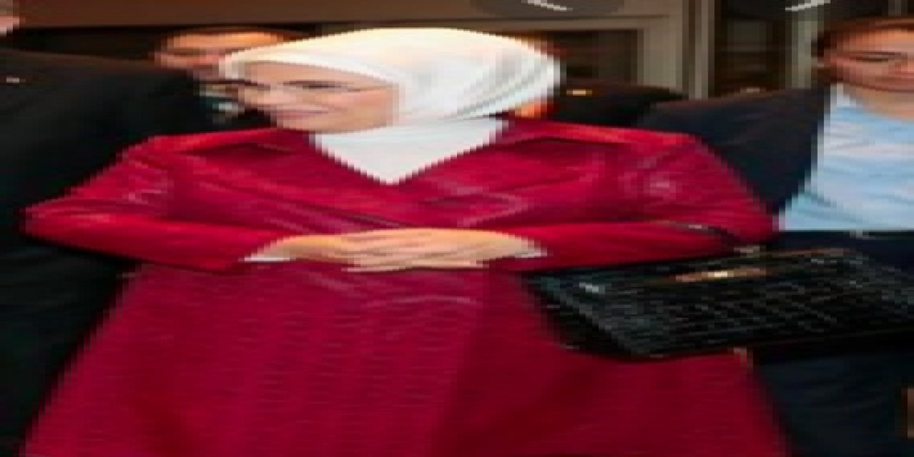 Emine Erdoğan, İzmir depreminin ardından yardım çalışmalarına katılanlara teşekkür etti