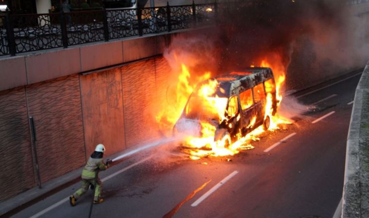 İstanbul'da korkunç anlar: Öğrenci servisi alev alev yandı