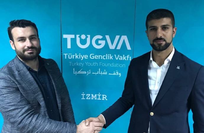 Plakada AKP, konsolda isim, yerde şampanya... İşte TÜGVA temsilcisinin görkemli 'kader'i