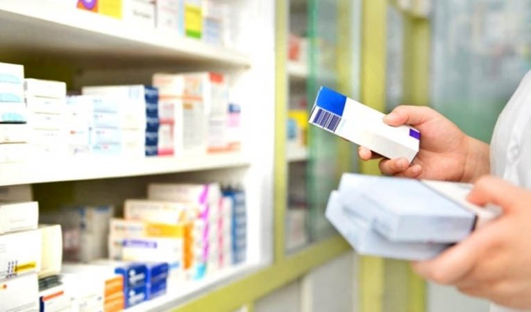 Hastalar kapı kapı geziyor: Eczanelerde ilaç krizi yaşanıyor