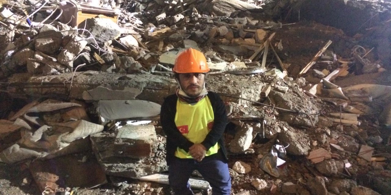 Korkusuzca yıkıntıların arasına girdi... Depremzedeleri kurtarmak için canını ortaya koydu!