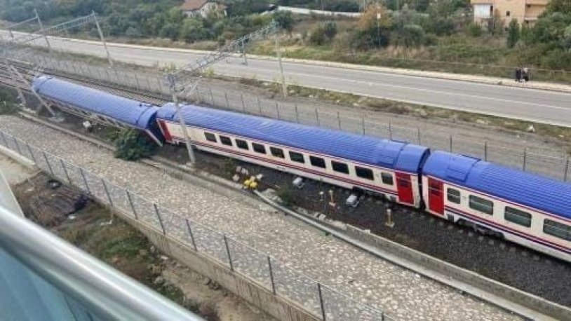 Vagon raydan çıktı! Seyir halindeki yolcu treni kaza yaptı!