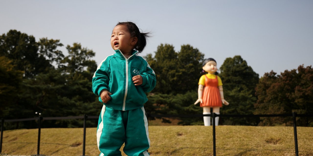 Squid Game fırtınası esmeye devam ediyor: Dizideki kız çocuğunun heykeli Seul Olimpiyat Parkı’na dikildi