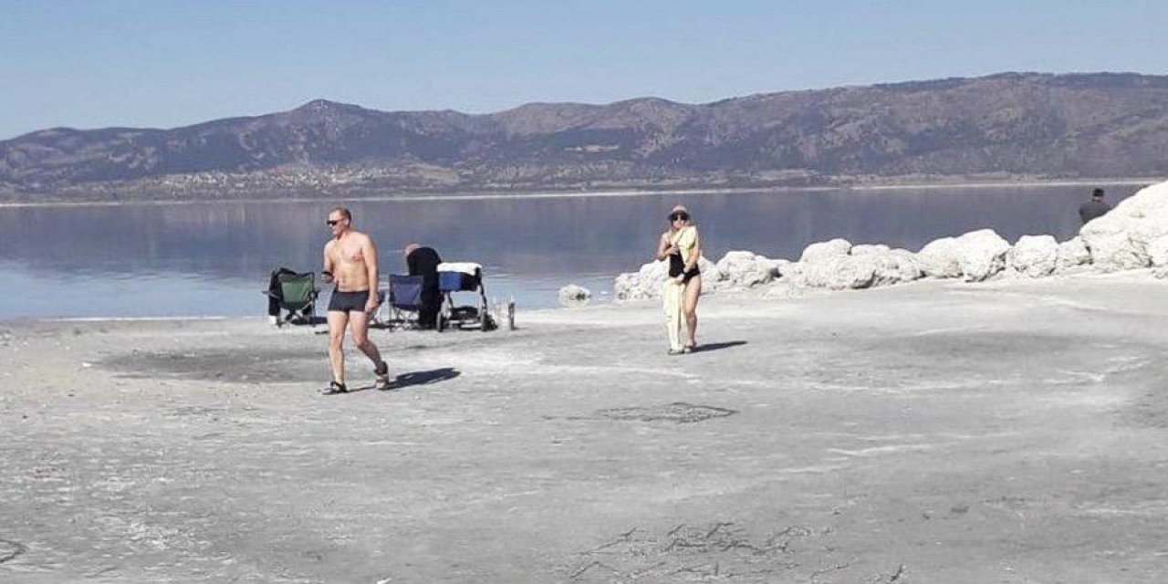 Salda Gölü’ne masa ve sandalye atıp fosilleri eziyorlar