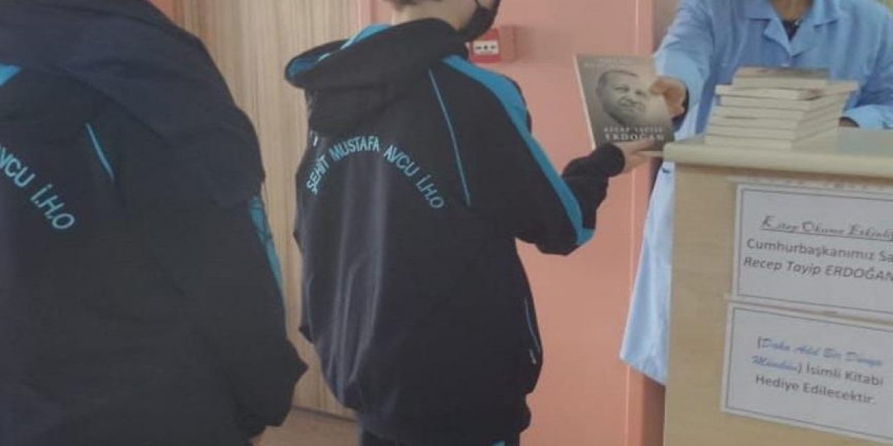İmam hatip ortaokulunda öğrencilere Erdoğan’ın kitabı dağıtıldı