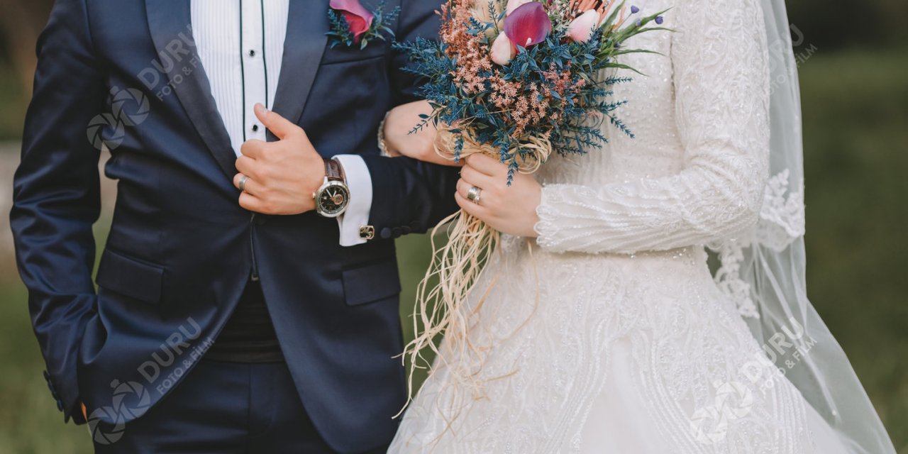 Diyanet'ten bir skandal açıklama daha: “Gelin ve damadın ağaç altında uzanıp fotoğraf çektirmesi tesettüre uygun değilse, teşhirciliktir”