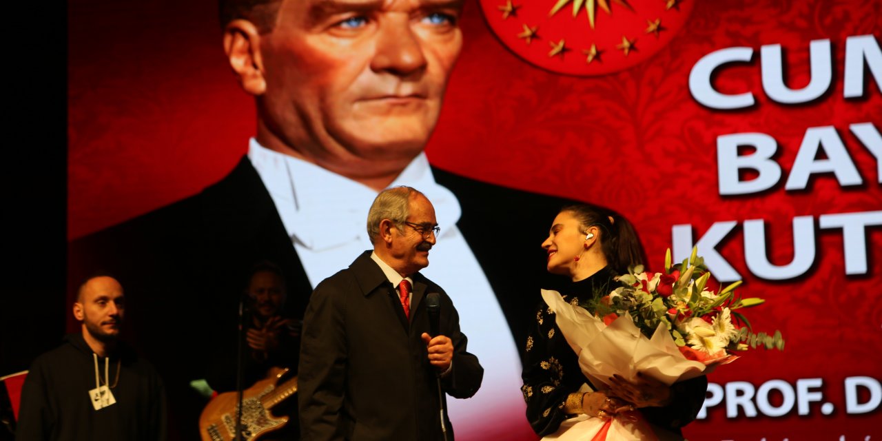 Ceylan Ertem’den Cumhuriyet konserinde mesaj: Ağaçları kesip beton dökenleri ‘yuhalayalım’