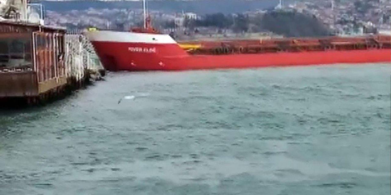 İstanbul Boğazı'nda kargo gemisi sürüklendi