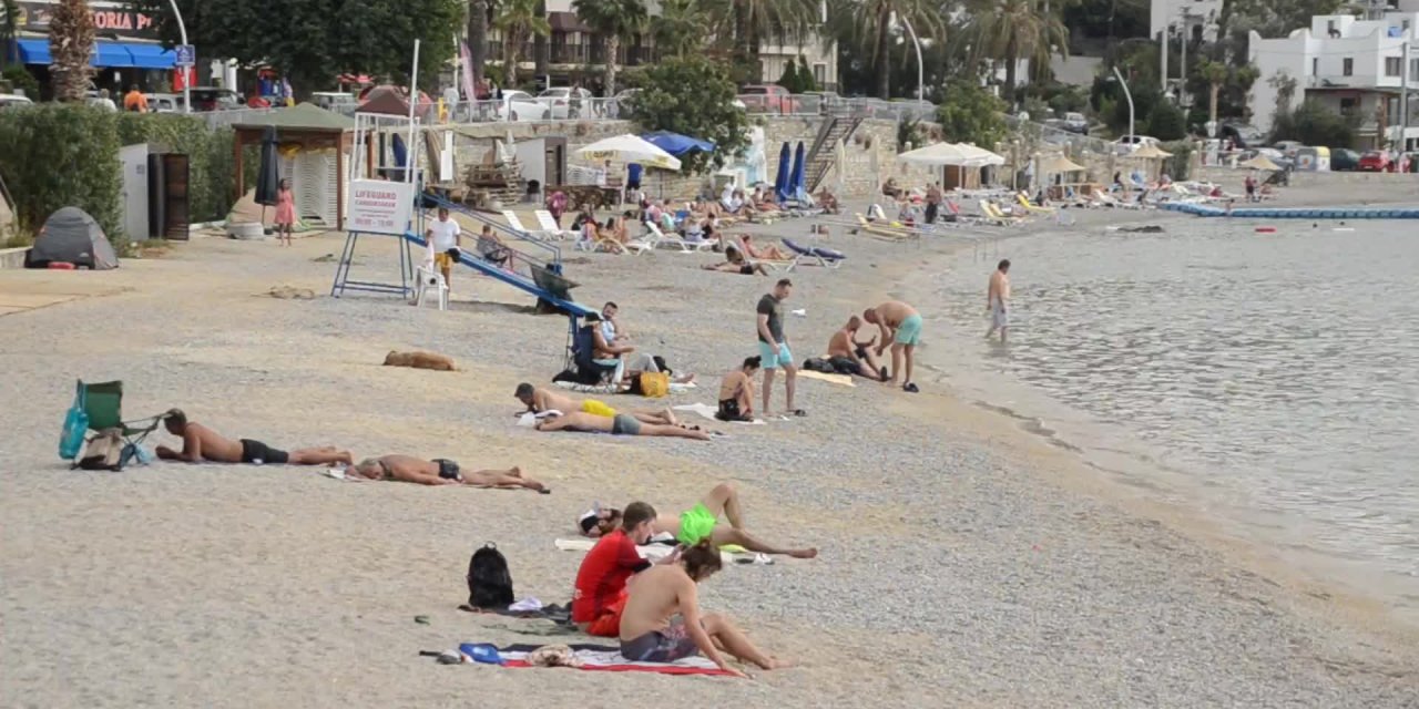 Meteoroloji 52 il için sağanak uyarısı yaptı. Turistler denize girdi