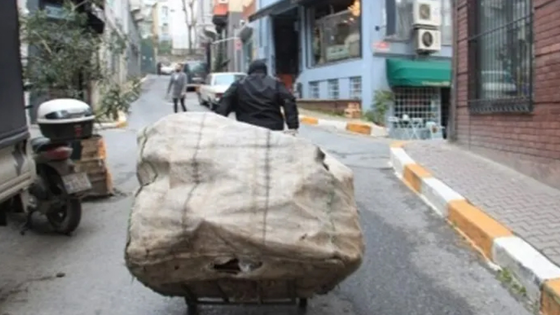 Metropoll anket sonuçlarını paylaştı: İşte atık kağıt işçileriyle ilgili dikkat çeken oran