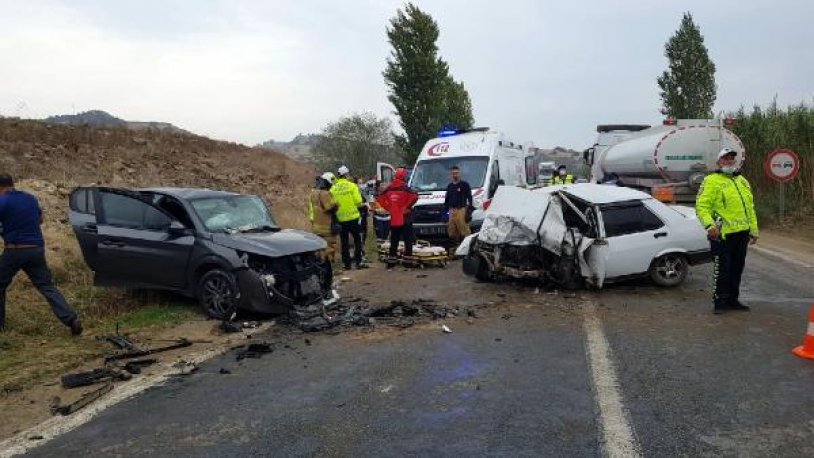 İzmir'de feci kaza: İki otomobil kafa kafaya çarpıştı