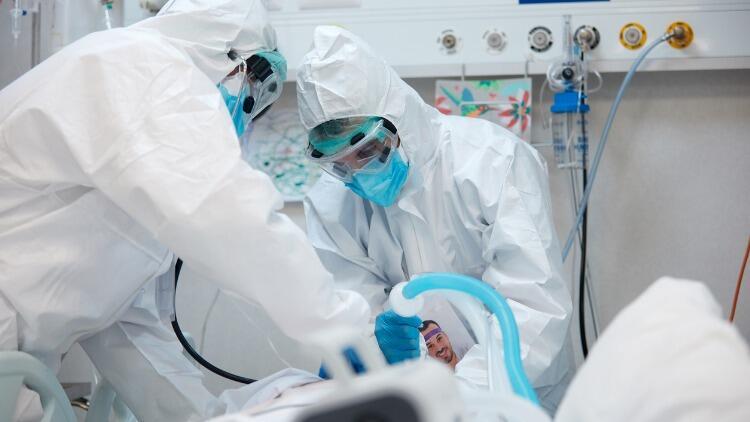 Koronavirüsle oyun oynadı: Kendi hayatını kaybetti, kızı entübe edildi!