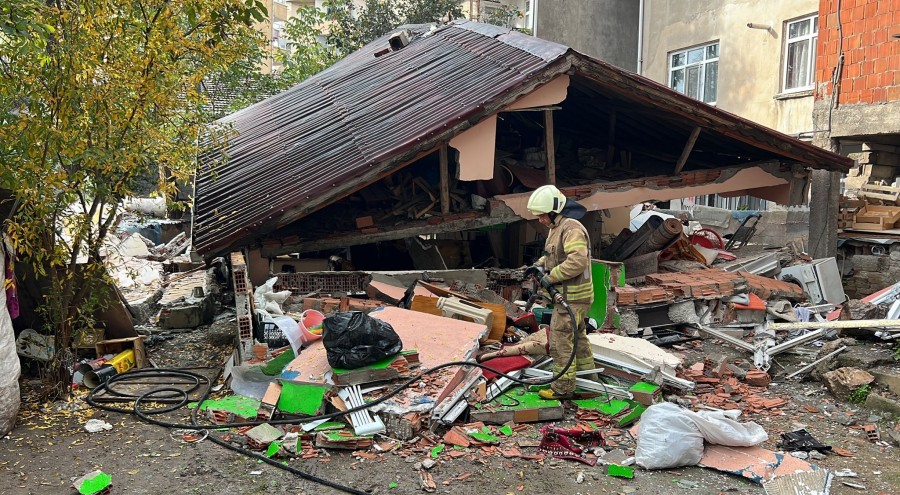 Pendik'te korkutan patlama: Bina çöktü!