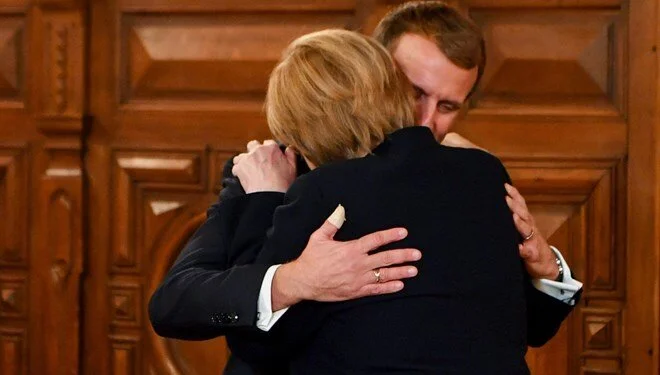 Emmanuel Macron, Merkel'e "Legion d’Honneur" onur nişanını verdi