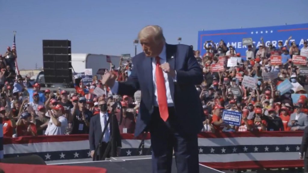 ABD Başkanı Trump seçim meydanlarındaki ilginç anları paylaşıp oy istedi